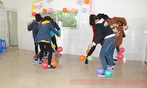 踩氣球比拼