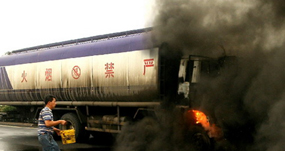  在汽車自燃三階段，何時(shí)使用自動(dòng)滅火裝置滅火 