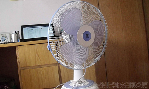  電風(fēng)扇起火將客廳燒毀，后怕之余，謹(jǐn)記消防安全 