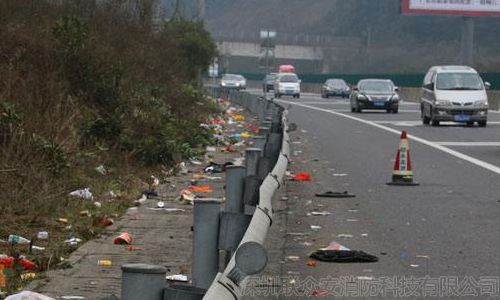  公路垃圾成火災(zāi)隱患，車輛防不勝防 